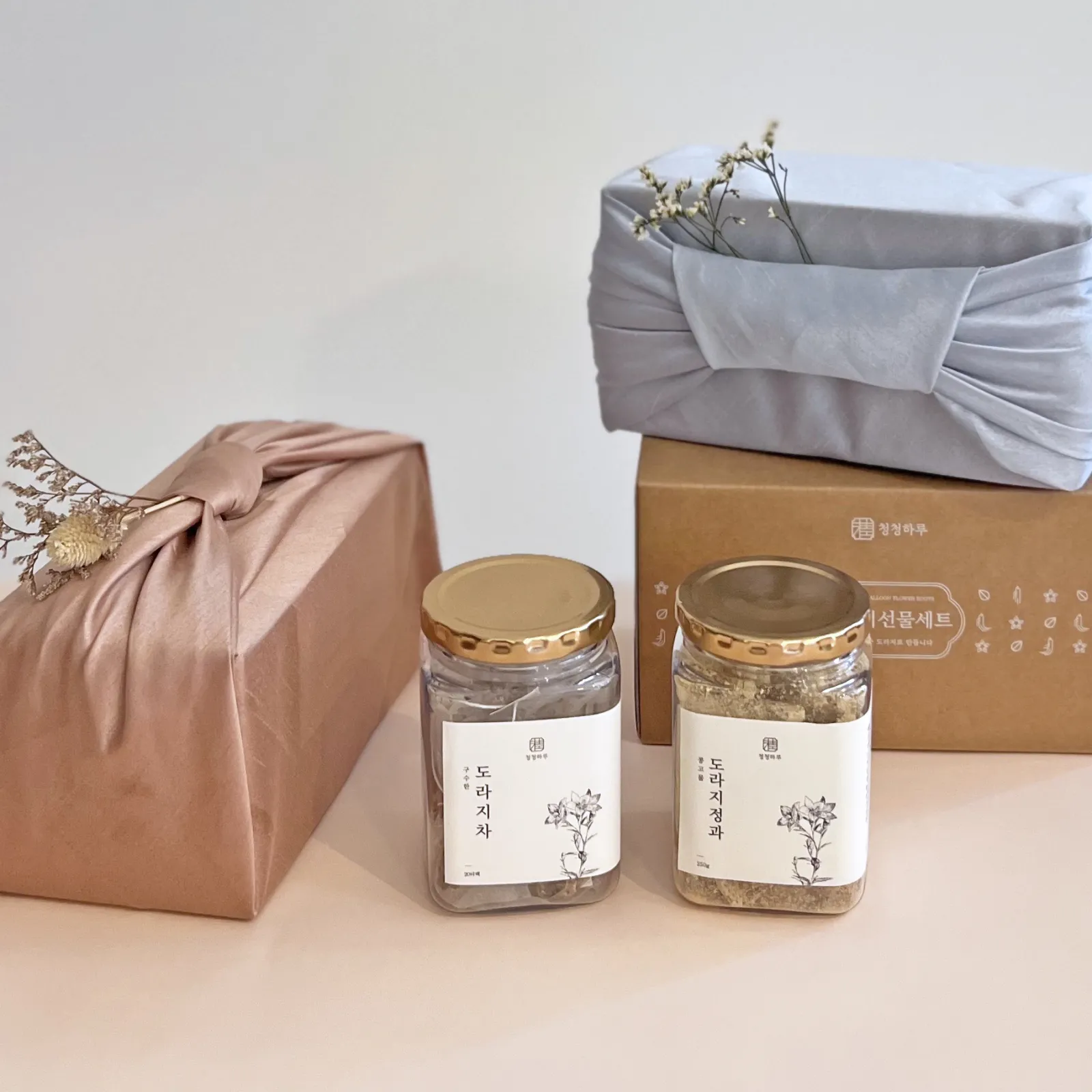 청청하루 콩고물(코코아)도라지정과250g+도라지차20티백 선물세트(보자기포장) 이미지